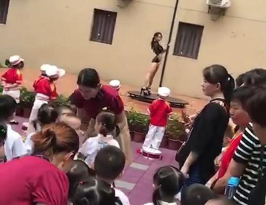 NhãnCác bậc phụ huynh tham dự buổi lễ tại một trường mẫu giáo ở TP Thâm Quyến, miền Nam Trung Quốc hôm 3-9 đã sững người khi nhìn thấy vũ công múa cột biểu diễn trước mặt con em họ. Ảnh: Twitter