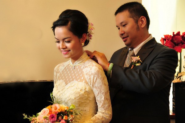 
Hành động tình cảm của Quang Huy dành cho Phạm Quỳnh Anh trong đám cưới.
