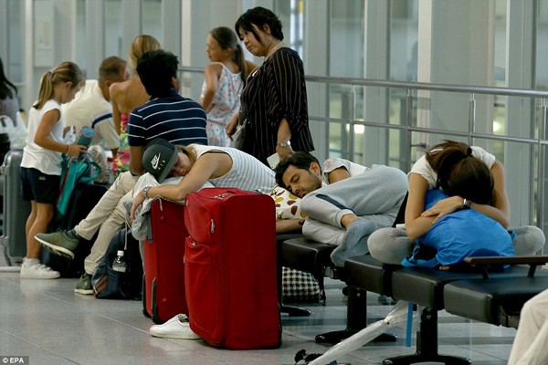 
Kh&aacute;ch du lịch phải di tản khẩn cấp về nơi tr&uacute; ẩn an to&agrave;n.
