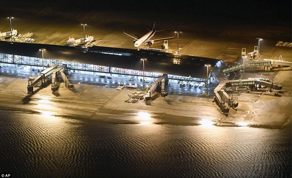 
S&acirc;n bay bị nước lũ che phủ.
