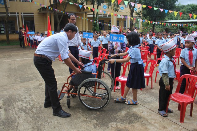 
Một bạn học sinh ở trường vùng cao xã Đak Ang (Ngọc Hồi, Kon Tum) có hoàn cảnh khó khăn, khuyết tật được nhà trường và các bạn giúp đỡ. Ảnh: Dân Trí
