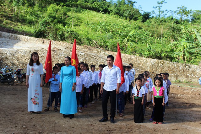 Vượt qua mọi khó khăn, thầy và trò trường Tiểu học Tam Chung đến trường khai giảng năm học mới