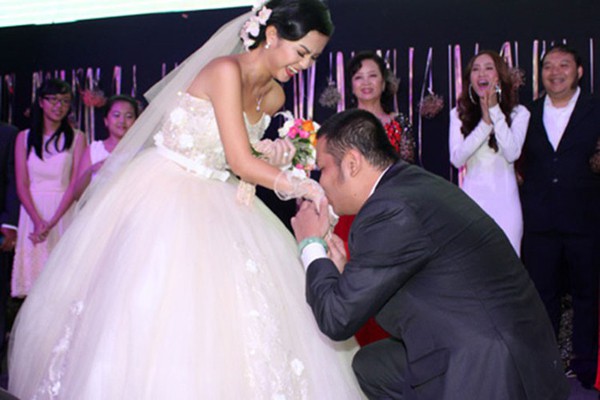 
Anh khiến cho cô dâu và khách mời cảm động khi quỳ xuống nói lời cảm ơn Phạm Quỳnh Anh.
