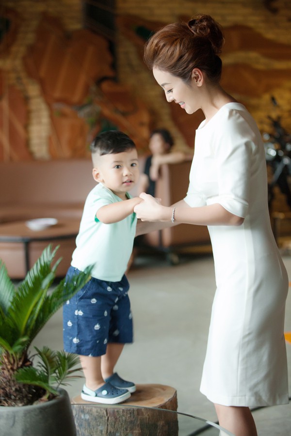 Bé Nu tên thật là Nguyễn Đức Minh Trung, tròn 20 tháng tuổi. Cậu nhóc là trái ngọt thứ hai trong cuộc hôn nhân của Jennifer Phạm và doanh nhân Đức Hải.