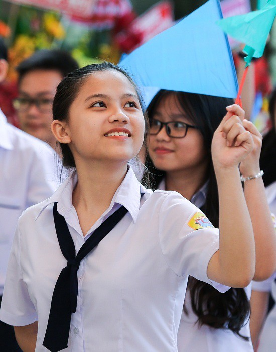 Gần 700 học sinh khối 10 của trường THPT Nguyễn Chí Thành cũng rạng rỡ cầm cờ hoa diễu hành chào sân với những anh chị khóa trên. Ảnh: Quỳnh Trần.