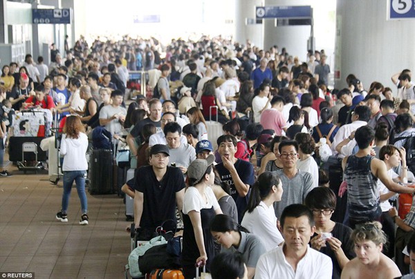 H&agrave;ng ng&agrave;n h&agrave;nh kh&aacute;ch đang bị mắc kẹt do giao th&ocirc;ng t&ecirc; liệt.