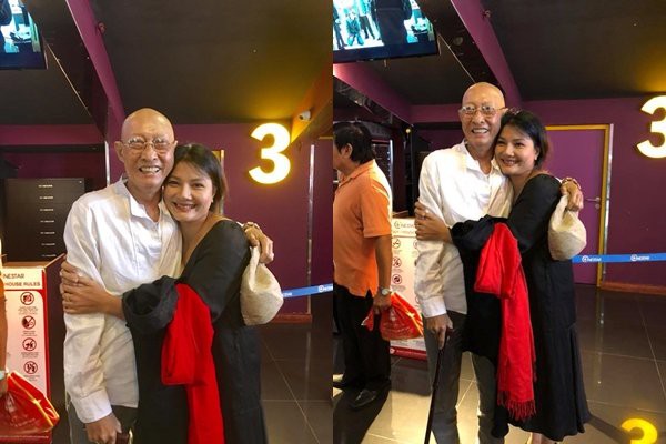 Nghệ sĩ Lê Bình tay chống gậy, cười tươi chụp hình cùng diễn viên Việt Trinh khi đi xem phim.