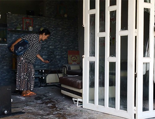 Người thân dọn dẹp căn nhà của vợ chồng Hiền. Ảnh: Sơn Hòa.