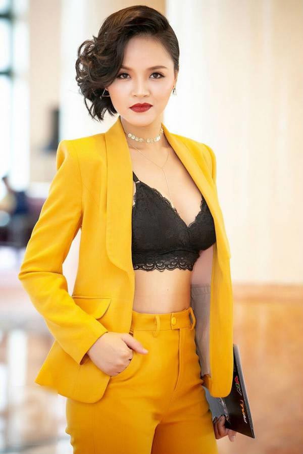 Xuất hiện trong một sự kiện mới đây, nữ diễn viên khoe eo thon cùng áo bra sexy kết hợp suit nổi bật.