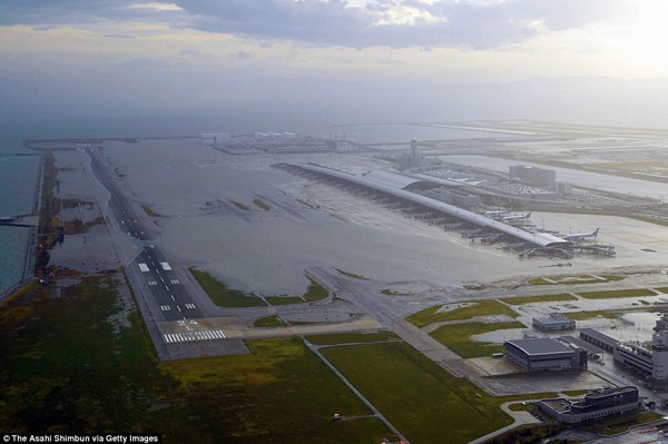 Sân bay bị bao phủ bởi nước lũ.
