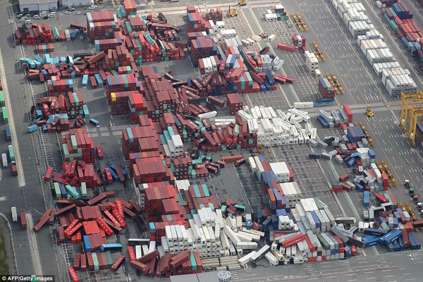 Các container hàng chục tấn bị gió quật ngã dễ dàng.