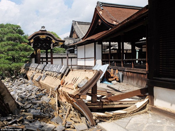 Các đền chùa ở Kyoto cũng bị bão làm cho hư hại nặng nề.