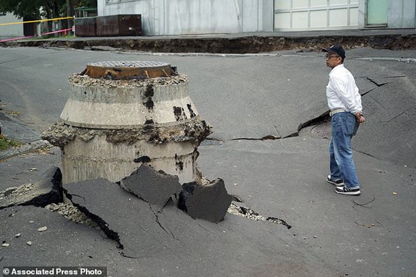 
Đường sụt lún hư hỏng nặng vì động đất.
