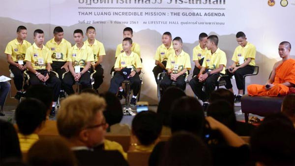Đội bóng Thái gặp lại các thợ lặn cứu mạng