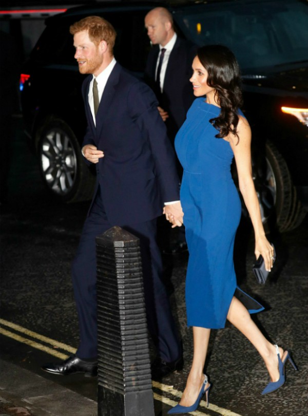 Meghan được đánh giá cao khi xuất hiện xinh đẹp trong bộ váy màu xanh của Jason Wu - nhà thiết kế yêu thích của cô. Nữ công tước xứ Sussex kết hợp váy với một đôi giày cùng tông màu có gắn đá lấp lánh phía sau của thương hiệu Aquazzura trị giá 775 USD.