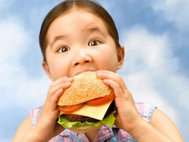 
Thói quen ăn uống nhiều chất béo, chất ngọt, ít vận động gây béo phì ở trẻ là nguyên nhân dẫn đến trẻ bị bệnh gan nhiễm 
