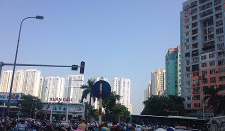 Nhiều nhà cao tầng ở Hà Nội cảm nhận được ảnh hưởng từ động đất.