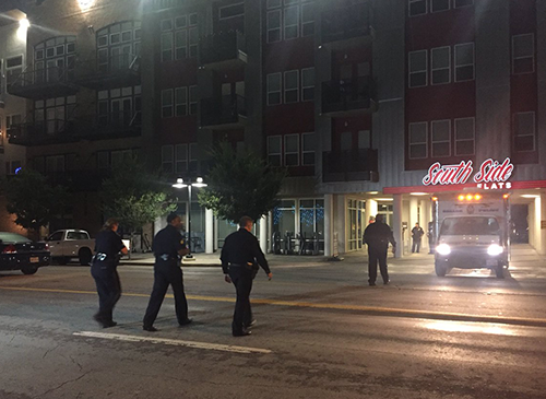 Cảnh sát Dallas tới khu căn hộ xảy ra vụ nổ súng nhầm gây chết người tối 6/9. Ảnh: WFAA
