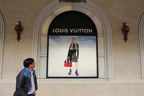 
Bên ngoài một cửa hàng Louis Vuitton trên phố Tràng Tiền, Hà Nội. Ảnh: Tomas Slavicek

