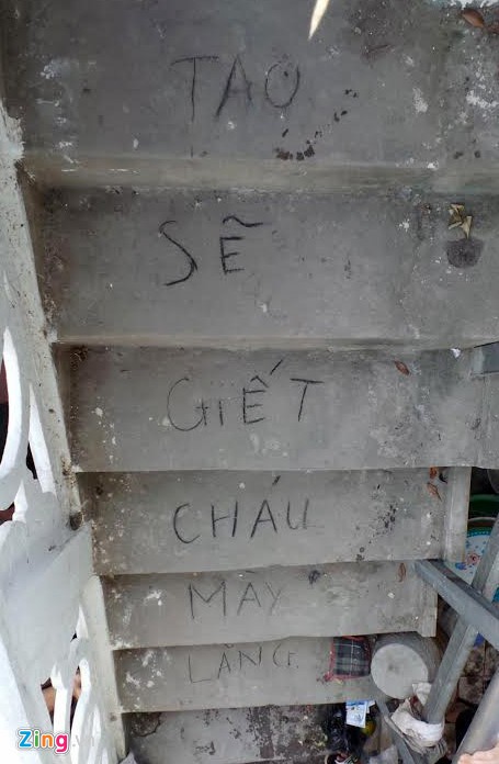 Dòng chữ Trinh viết lên cầu thang sau khi gây án. Ảnh: Tùng Lâm.
