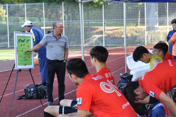 
Sau khi k&yacute; hợp đồng với VFF, HLV Park Hang-seo c&ugrave;ng Changwon FC ho&agrave;n th&agrave;nh m&ugrave;a giải 2017 rồi mới ra đi. Ảnh: Footballist
