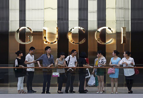 
Bên ngoài một cửa hàng Gucci ở Singapore. Ảnh: Reuters
