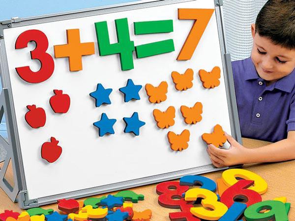 
Việc rèn luyện tư duy toán học cho bé chỉ cần bắt đầu từ việc học các con số và thứ tự của chúng, các khái niệm, phép tính cơ bản.
