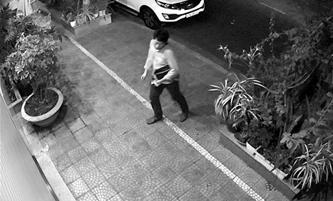 Hình ảnh người đàn ông quốc tịch Hàn Quốc đột nhập vào xe ô tô bị camera ghi lại.