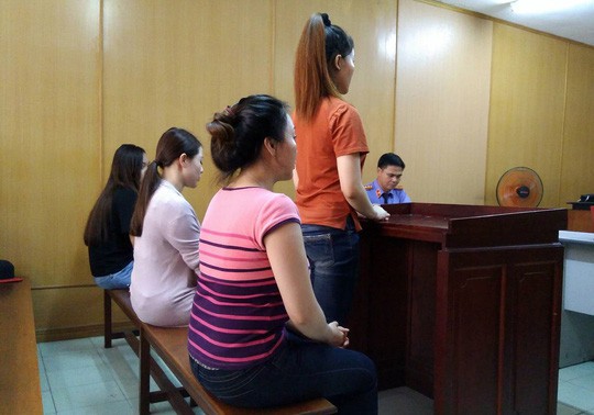 Hai chị em Nguyễn Thị Ngọc cùng các bị cáo khác tại phiên xử sơ thẩm.