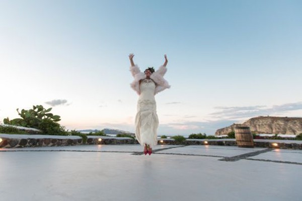 Laëtitia nhảy lên hạnh phúc ở đám cưới trên hòn đảo Santorini xinh đẹp. Ảnh: MDWfeatures.