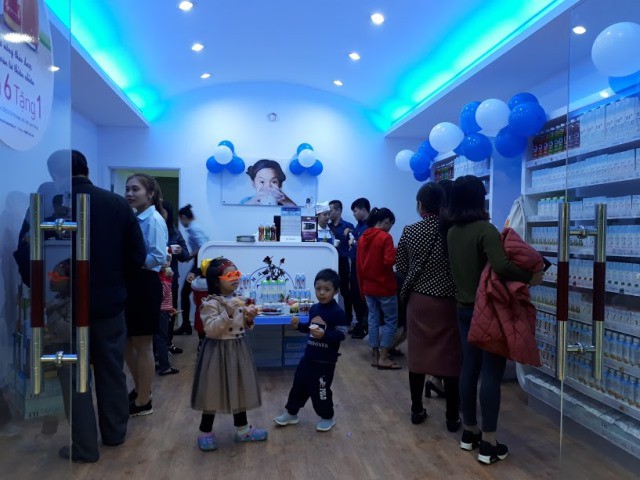 
Mặc dù được khai trương vào ngày cận kề của năm 2017 thế nhưng cửa hàng TH true mart tại Hà Giang của Tập đoàn TH đã thu hút đông đảo khách hàng đến thưởng thức và mua hàng.
