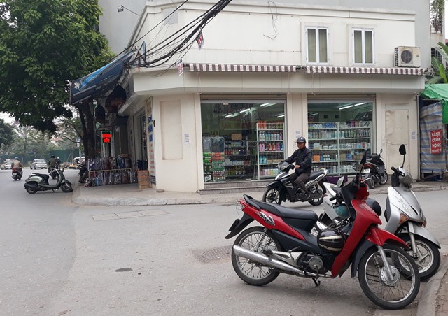 
Những tấm biển quảng cáo hàng xách tay đã được hạ xuống. Bên trong, hoạt động buôn bán vẫn diễn ra bình thường.
