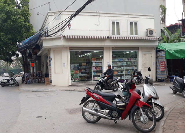 Từ đầu năm 2018, nhiều cửa hàng bán đồ xách tay trên phố Nguyễn Sơn (quận Long Biên) hoạt động trở lại. Ảnh: Nhật Tân