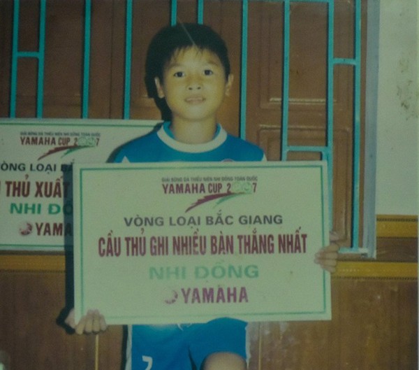 
Theo cha mẹ Quang Hải chia sẻ từ lúc nhỏ Hải rất thích đá bóng.
