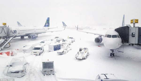 Hình ảnh bão tuyết được ghi lại tại sân bay quốc tế John F. Kennedy.