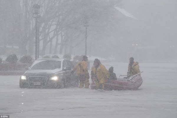 Lực lượng cứu hộ phải dùng thuyền phao để giải cứu những chiếc xe bị mắc kẹt trên đường.