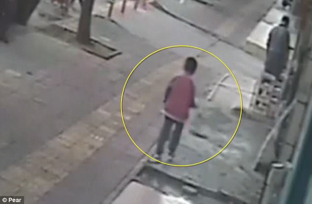 
Cậu b&eacute; đang đi tr&ecirc;n đường vui vẻ th&igrave;...
