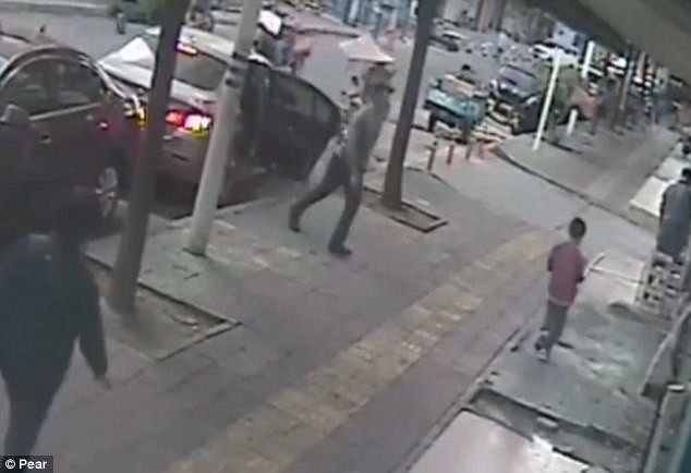 
Bất ngờ bị một người đ&agrave;n &ocirc;ng tập k&iacute;ch.

