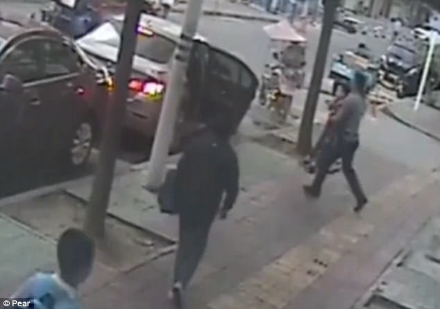 
Cậu b&eacute; bị bế v&agrave;o &ocirc; t&ocirc; v&agrave; ngơ ng&aacute;c kh&ocirc;ng hiểu chuyện g&igrave;.
