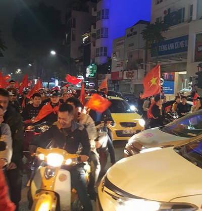 Tuy nhiên đông đảo người hâm mộ Hà Nội đổ về trung tâm thành phố khiến giao thông tắc nghẽn.