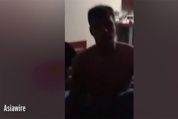 
Người đ&agrave;n &ocirc;ng ngủ với c&ocirc; g&aacute;i kh&aacute;c sau khi cầu h&ocirc;n bạn g&aacute;i.
