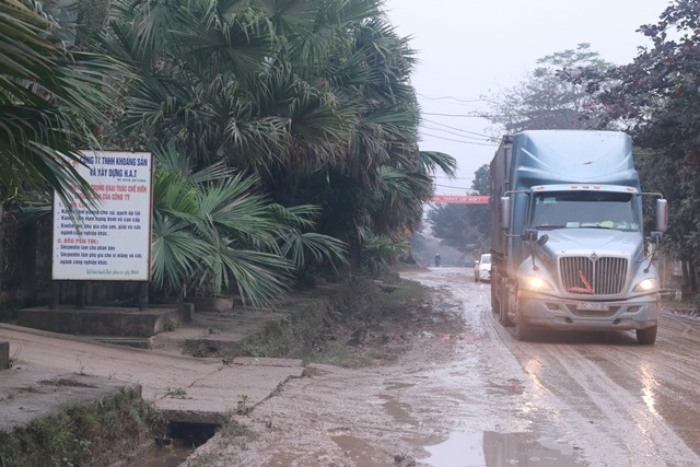 
Những chiếc xe trọng tải lớn ngày đêm lưu thông trên tỉnh lộ 316 (đoạn qua địa bàn xã Giáp Lai, huyên Thanh Sơn, tỉnh Phú Thọ). Ảnh: Vi Bình

