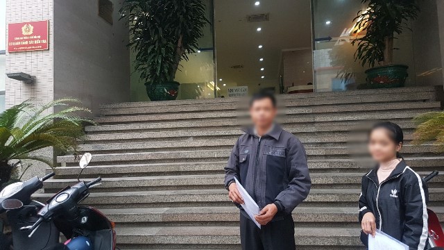 
Bố con ông N.K.V có mặt tại văn phòng Cơ quan Cảnh sát điều tra – Công anthành phố Hà Nội để gửi đơn trình báo. Ảnh: Nhật Tân
