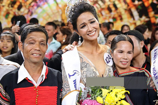 
Hhen Niê và bố mẹ trong đêm đăng quang Hoa hậu.
