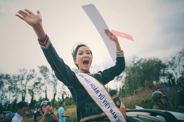 
Đây mới chính là cô gái Ê-đê mà cả buôn làng yêu mến. Nụ cười chân thật, tình yêu chân thành đã khiến Hhen Niê luôn là chính mình.
