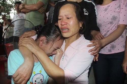 Mẹ thủ môn Tiến Dũng khóc nức nở khi đội Việt Nam thắng Qatar
