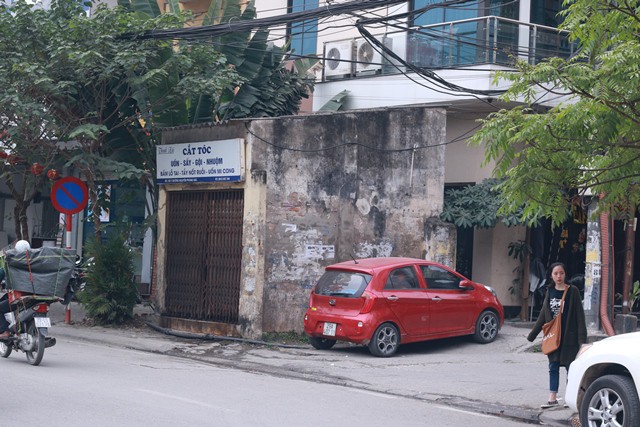 Một ngôi nhà kỳ dị tồn tại đã rất lâu trên hành lang dành cho người đi bộ tại đường Nguyễn Phong Sắc (quận Cầu Giấy – Hà Nội). Ảnh: Vi Bình