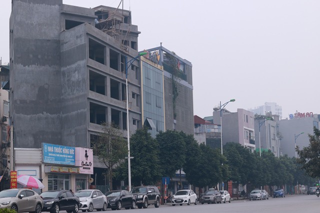 Công trình méo mó đang được hoàn thiện trên đường Nguyễn Văn Huyên (quận Cầu Giấy).