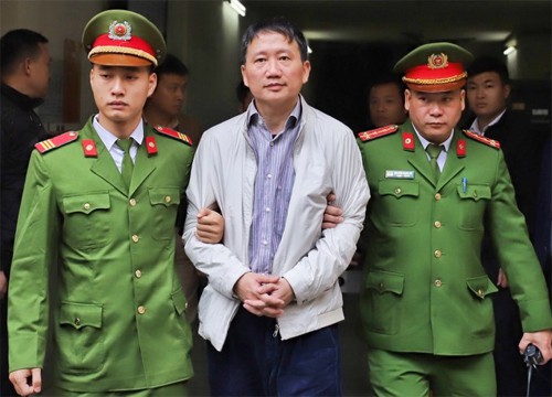 
Bị cáo Trịnh Xuân Thanh rời tòa. Ảnh: VnExpress.net
