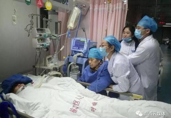 Nữ b&aacute;c sĩ nằm tr&ecirc;n giường bệnh 20 tiếng trước khi qua đời. Ảnh: WeChat